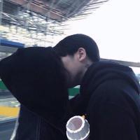 难以分散 拼了命的不让身边的人