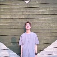 HUANG. “我的零食分你一半