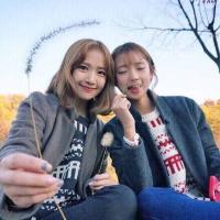 长发女孩短发闺蜜 身边的位置替代更迭，