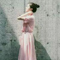 谁在岁月里长长叹息。 明明难受到爆还要和你