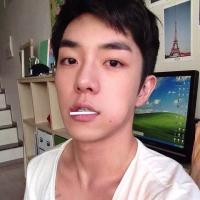 毒哑我的思念好吗 苦笑，笑到流泪；微笑