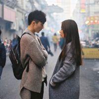 你在哪里 他踏过青色的石板 离