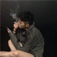 提刀杀红眼 他踏过青色的石板 离