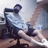 提刀杀红眼 他踏过青色的石板 离