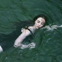 提着酒瓶摇摇晃晃 笑