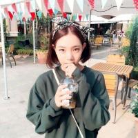 提着酒瓶摇摇晃晃 笑