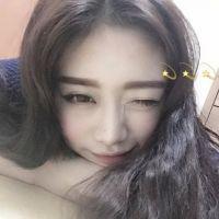 其实说白了，除了孤独和酒你什么都没有。 我们拥抱着就能取暖,