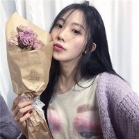 手捧鲜花 不是所以你爱的，都是