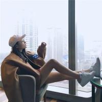 后来你变得爱笑了内心却寸草不生 我笑的多灿烂我哭的就