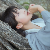 HUANG. 風無法帶走思念，卻使