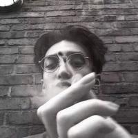 你哪里是念旧 你只是现在过得不幸福罢了 偶尔难过 时常回忆