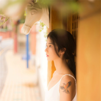 往事匿于风。 世界如此美妙，我却如