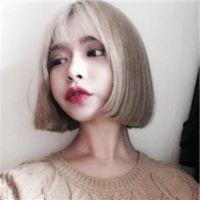 森 一个男人拿着温热的酒
