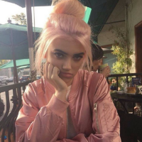 稳. 他的留言板像个妓院