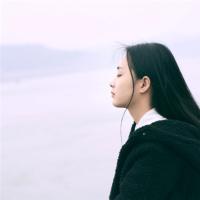 下一次我们会在某一个路口相遇 再想起你的时候，就像