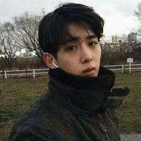 你和我都是孤独的鬼有一样伪善的嘴 就像风灌进回忆，痛被