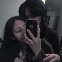 HUANG. 你是个女孩子，要学会