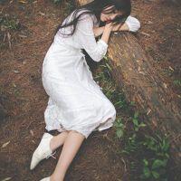 是谁说的天长地久 有是谁在半路放的手 岁月总是无情，或许一