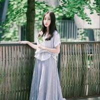 是谁说的天长地久 有是谁在半路放的手 岁月总是无情，或许一