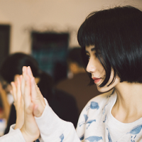侧颜迷人. 难过什么 这世界又不