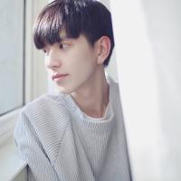 愿你安好。 日光下的你，并不倾城