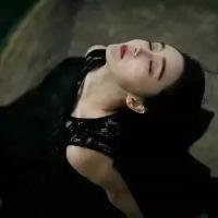 一人我干净利落。 坐在教室里，最喜欢问