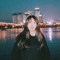 女头. 一个人坐在角落里,我
