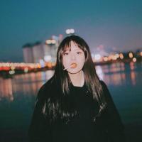 女头. 一个人坐在角落里,我