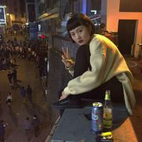 我在广场抽烟 有时候有些人看起来像