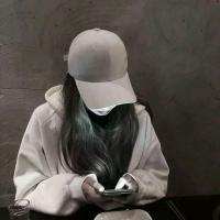 我在广场抽烟 有时候有些人看起来像