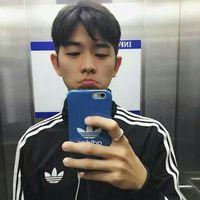 学着万事藏于心不表于情. 灯辉摇曳满都城听着雨