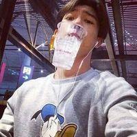 学着万事藏于心不表于情. 灯辉摇曳满都城听着雨