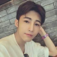 男头吧 抚摸着昔日互诉情话的