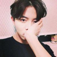 男头吧 抚摸着昔日互诉情话的