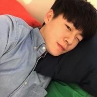 闻讯 一个人身边没有人，就