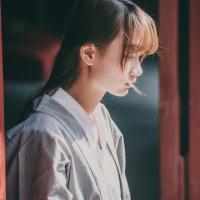 北甍 泪盘旋在悲伤的眼里，
