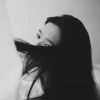 黑白女头 抚摸着昔日互诉情话的