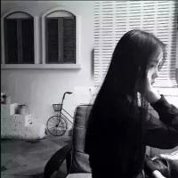 黑白女头 抚摸着昔日互诉情话的