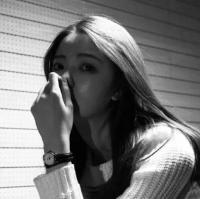 黑白女头 抚摸着昔日互诉情话的