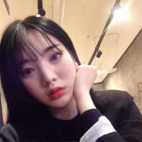 他背着她,她问他：我