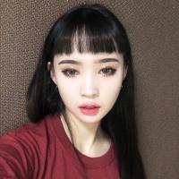 他背着她,她问他：我