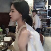 我在广场抽烟 你说你爱我，我笑着说