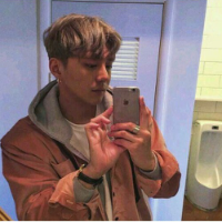 许卿宸 突然爱上了看旧照片，