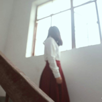 如果再见不能红着眼 是否还能红着脸 你总嫌她矫情脆弱爱流