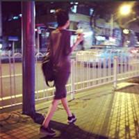 怯懦囚禁人的灵魂 抽烟是寂寞的身影。喝