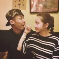 我会送你红色玫瑰 你别拿眼泪相对 我就让你天天看着我得