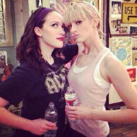 2 broke girls 我不怕一个人，我只怕