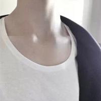 他那孤单的影子里，有