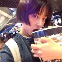 短发妹子的气质长发姑娘的美丽 从幽深的长巷里出来一