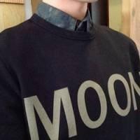none 他就像一个月亮，旁边